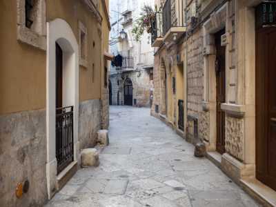 Imbocchiamo ora la via detta piazza 62 Marinai...